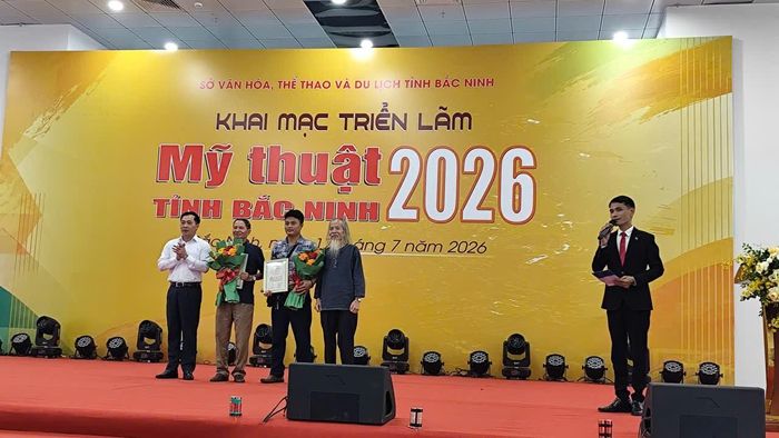 Họa sĩ Lương Xuân Đoàn - Chủ tịch Hội Mỹ thuật Việt Nam và ông Trịnh Hữu Hùng Phó Giám đốc sở VH, TT&DL tỉnh Bắc Ninh trao giải nhì cho các tác giả.