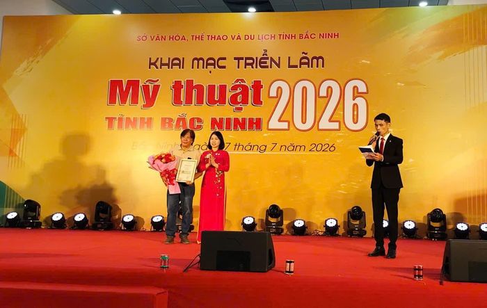 Bà Bùi Thị Thu Thủy, Giám đốc Sở Văn hóa, Thể thao và Du lịch trao tặng giải nhất cho tác giả.