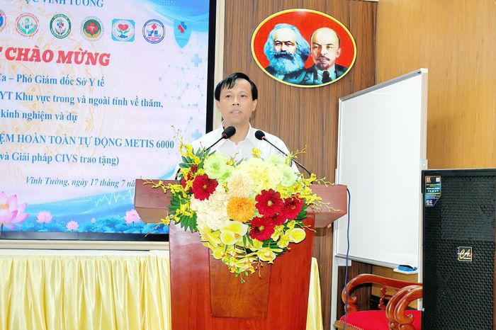 Thầy thuốc ưu tú, bác sĩ CKII Lâm Văn Sáu, Giám đốc Trung tâm Y tế khu vực Vĩnh Tường phát biểu tại buổi giao lưu.