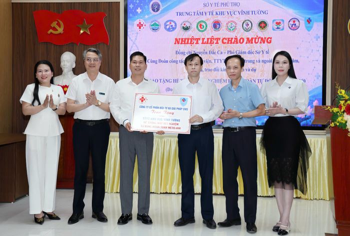 Công ty cổ phần Đầu tư và Giải pháp CIVS trao hệ thống xét nghiệm tự động hoàn toàn METIS 6000 tặng Trung tâm Y tế khu vực Vĩnh Tường.