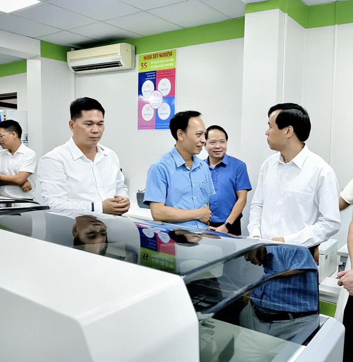 Các đại biểu thăm quan hệ thống xét nghiệm tự động hoàn toàn METIS 6000.
