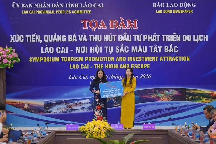 Báo Lao Động cũng đã trao hỗ trợ 300 triệu đồng chương trình xây, sửa chữa cho thân nhân gia đình liệt sĩ.