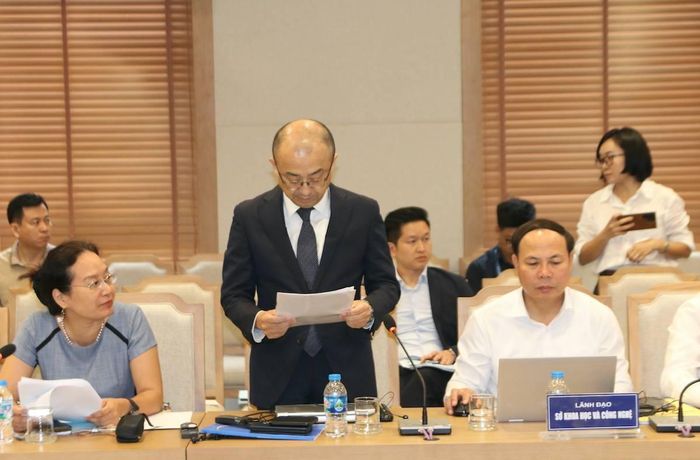 Đại diện doanh nghiệp phát biểu tham luận về thu hút đầu tư tại Lào Cai.