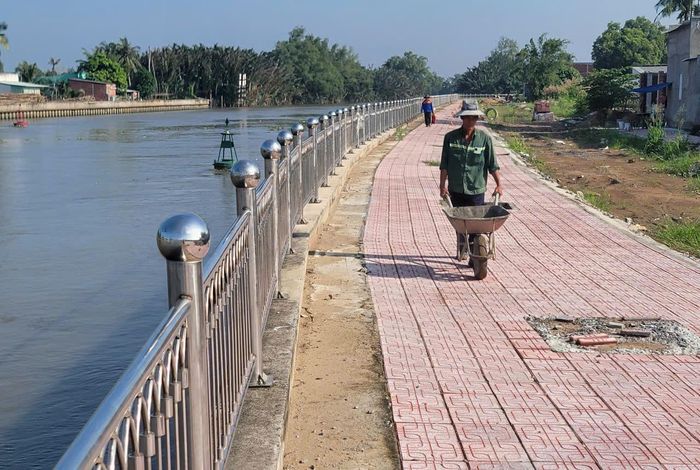Người lao động làm công ăn lương tham gia thi công một dự án. Ảnh: Quang Phương
