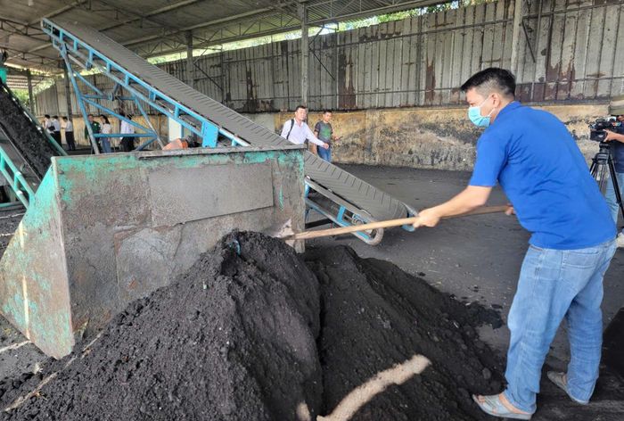 Công nhân tại một xưởng sản xuất phân bón hữu cơ - vi sinh tham gia một công đoạn trong quy trình sản xuất phân bón. Ảnh: Quang Phương