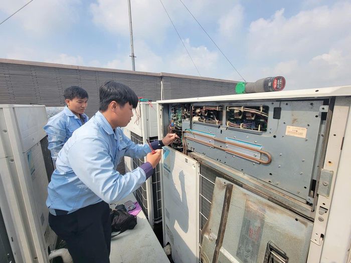 Nhân viên kỹ thuật kiểm tra thiết bị của hệ thống điều hòa tại một tòa nhà cao tầng trên địa bàn TP. Hồ Chí Minh. Ảnh: Quang Phương