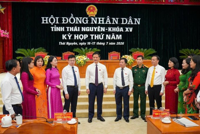 Các đại biểu trao đổi tại Kỳ họp thứ năm, HĐND dân tỉnh Thái Nguyên khóa XV. Ảnh: Nguyễn Ánh