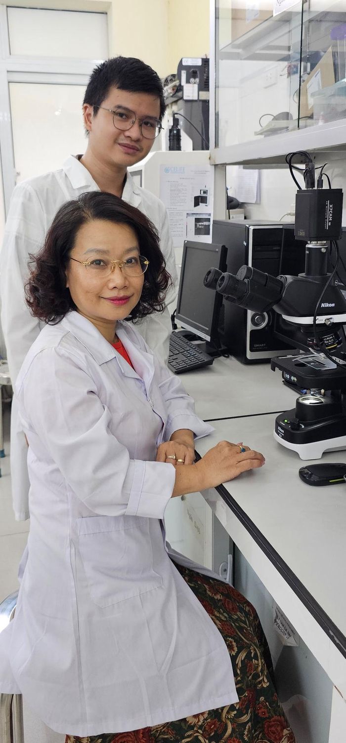 Hải Hưng giành sự cảm ơn tới PGS.TS. Bùi Thị Việt Hà, giảng viên hướng dẫn đã gắn bó với nam sinh trong suốt quá trình học tập và nghiên cứu. Ảnh: NVCC