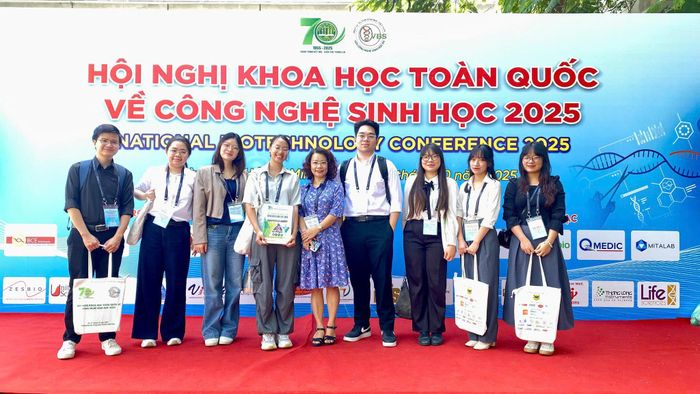 Hải Hưng (bên trái ngoài cùng) tại Hội nghị Khoa học toàn quốc về công nghệ Sinh học năm 2025. Ảnh: NVCC