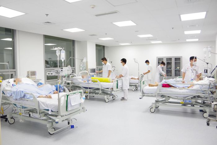 Bác sĩ thăm khám và điều trị cho bệnh nhân. Ảnh: BVCC