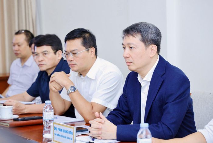 Thứ trưởng Bộ GD-ĐT Phạm Quang Hưng trao đổi tại buổi làm việc. Ảnh: Bộ GD-ĐT