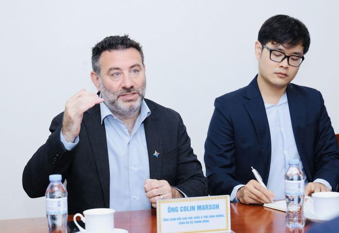 Ông Colin Marson, Giám đốc Google for Education khu vực Châu Á - Thái Bình Dương, Châu Âu và Trung Đông, trao đổi tại buổi làm việc. Ảnh: Bộ GD-ĐT