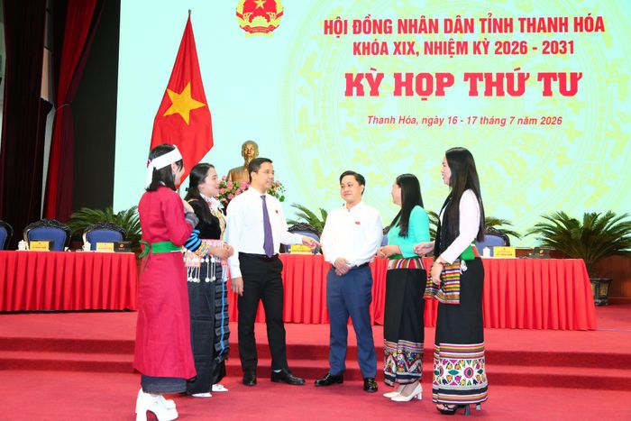 Các đại biểu HĐND tỉnh trao đổi bên lề phiên thảo luận. Ảnh: Quốc Hương