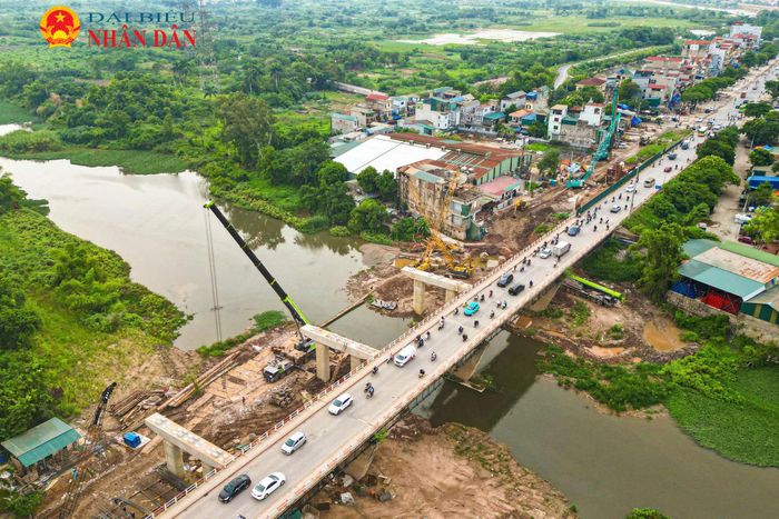 Dự kiến, cầu Mai Lĩnh mới sẽ hoàn thành và đưa vào khai thác trong năm 2027. Song song với việc mở rộng Quốc lộ 6 đoạn Ba La - Xuân Mai, công trình được kỳ vọng sẽ tăng năng lực thông hành, giảm áp lực cho cầu Mai Lĩnh hiện hữu và từng bước giải quyết tình trạng ùn tắc kéo dài tại cửa ngõ phía Tây Hà Nội