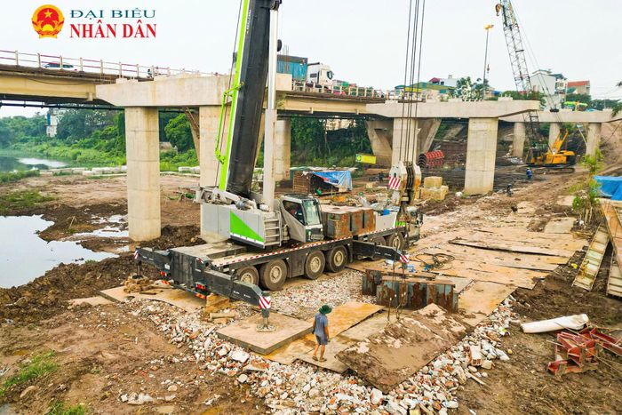 Phía bên bờ Xuân Mai, nhiều trụ cầu cơ bản đã hoàn thiện kết cấu bê tông. Trong khi đó, các nhà thầu tiếp tục gia công cốt thép, chuẩn bị cho những hạng mục tiếp theo