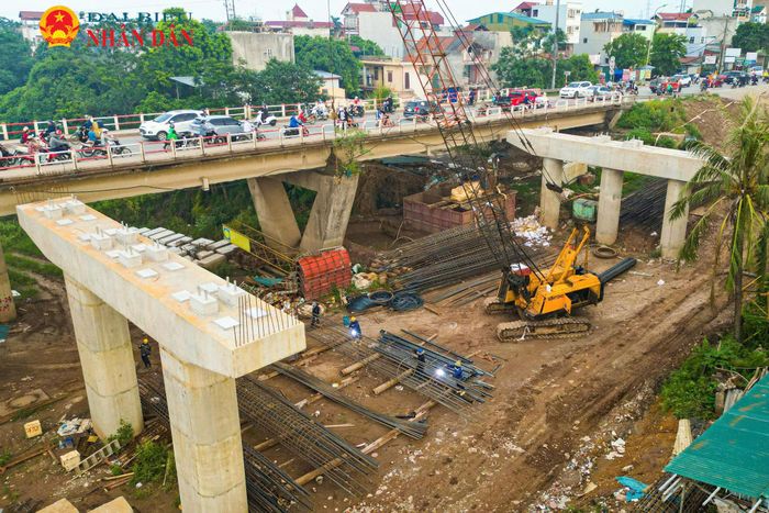 Hàng loạt trụ giữa sông Đáy đã hoàn thành phần bê tông cốt thép, từng bước hình thành diện mạo cây cầu mới