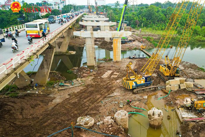 Hạng mục san nền, xử lý mặt bằng và thi công các trụ còn lại được triển khai đồng thời nhằm bảo đảm tiến độ toàn dự án