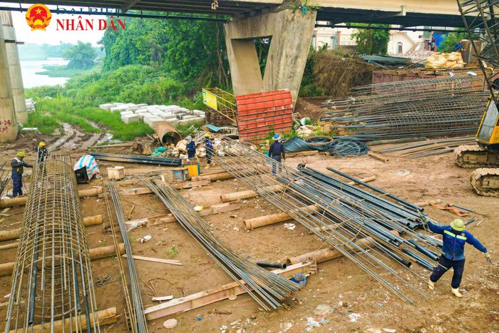 Theo ghi nhận của phóng viên, hàng chục công nhân cùng nhiều thiết bị, máy móc đang phục vụ trên công trường xây dựng cầu Mai Lĩnh mới