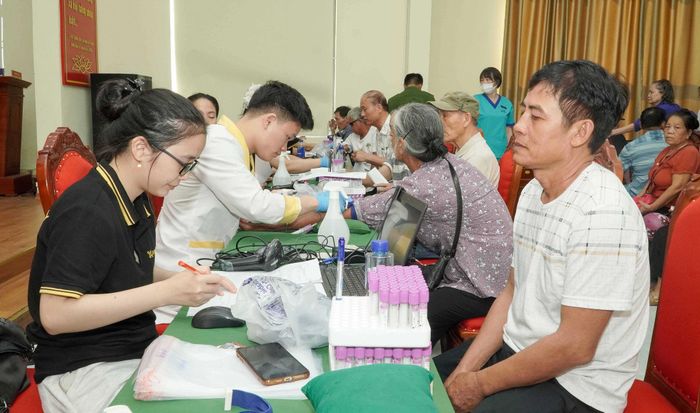 Sau 5 ngày triển khai (từ ngày 10 -14/7), tỉnh Quảng Ninh đã hoàn thành đợt cao điểm thu nhận mẫu sinh phẩm ADN của thân nhân liệt sĩ chưa xác định được thông tin. Ảnh: Hồng Quảng