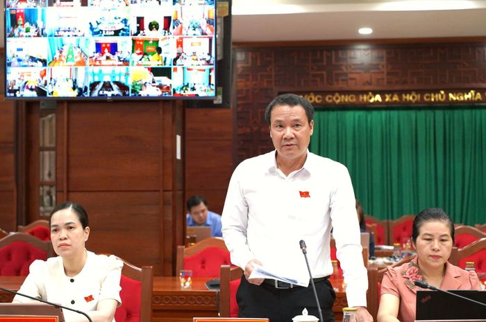 Phó Trưởng Ban Kinh tế - Ngân sách HĐND tỉnh Phạm Văn Hanh trả lời ý kiến của các đại biểu tại hội nghị