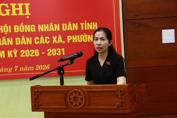 Trưởng Ban Pháp chế HĐND tỉnh Phạm Thị Phương Hoa trả lời ý kiến của các đại biểu tại hội nghị