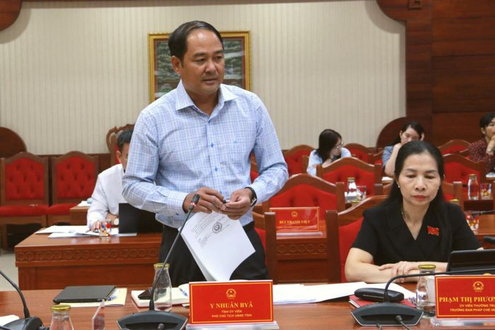 Phó Chủ tịch UBND tỉnh Y Nhuân Byă trả lời ý kiến của các đại biểu tại hội nghị