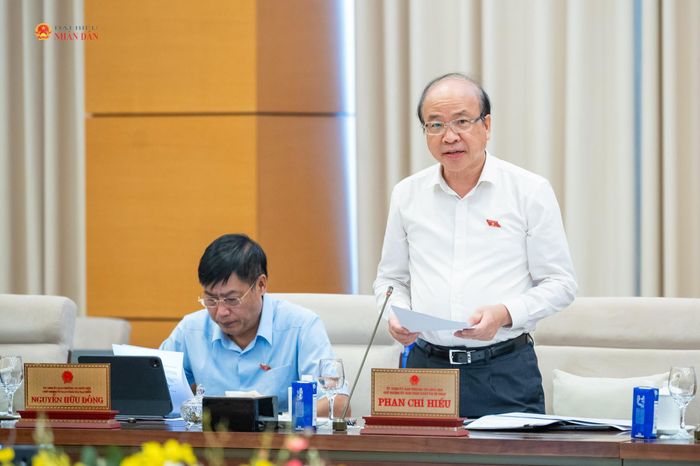 Chủ nhiệm Ủy ban Pháp luật và Tư pháp Phan Chí Hiếu trình bày Báo cáo thẩm tra sơ bộ