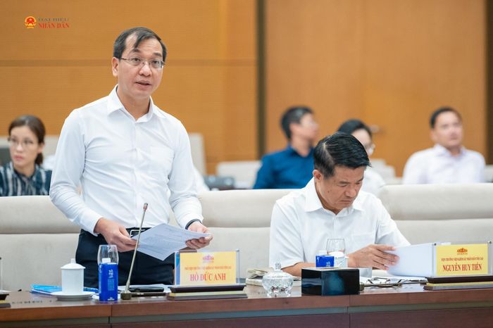 Phó Viện trưởng Viện Kiểm sát nhân dân tối cao Hồ Đức Anh trình bày Tờ trình dự án Bộ luật Tố tụng hình sự (sửa đổi)