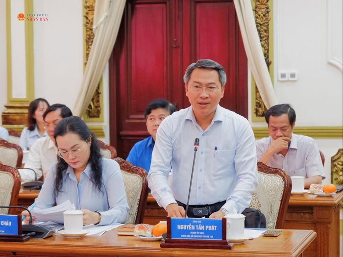 Giám đốc Sở Giáo dục và Đào tạo TP. Hồ Chí Minh Nguyễn Tấn Phát báo cáo tại cuộc làm việc. Ảnh: Hoa Lê