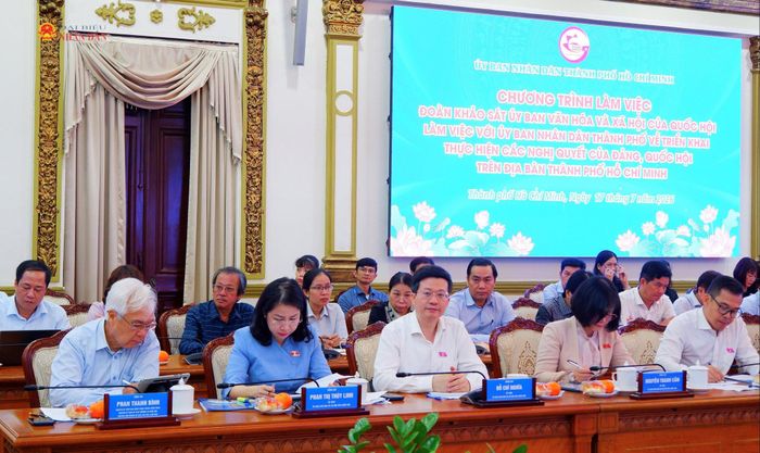 Thành viên đoàn khảo sát tại cuộc làm việc. Ảnh: Hoa Lê