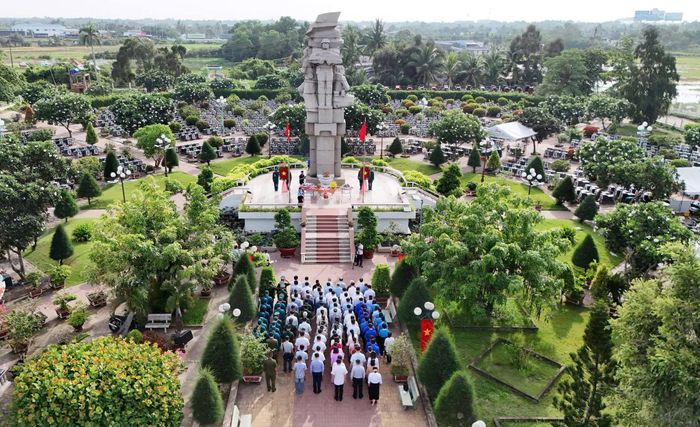Hoạt động lấy mẫu hài cốt liệt sĩ phục vụ giám định ADN tại Nghĩa trang Liệt sĩ Bến Lức
