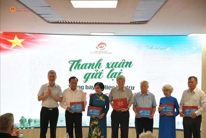 Cục trưởng Cục Cục Văn thư và Lưu trữ Nhà nước Đặng Thanh Tùng tặng sách cho các cán bộ đi B