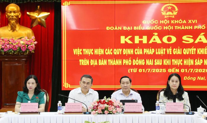 Các Phó Trưởng Đoàn ĐBQH TP. Đồng Nai, Phó Chủ tịch Thường trực HĐND và Phó Chủ tịch UBND thành phố chủ trì buổi làm việc. Ảnh: Văn Dũng