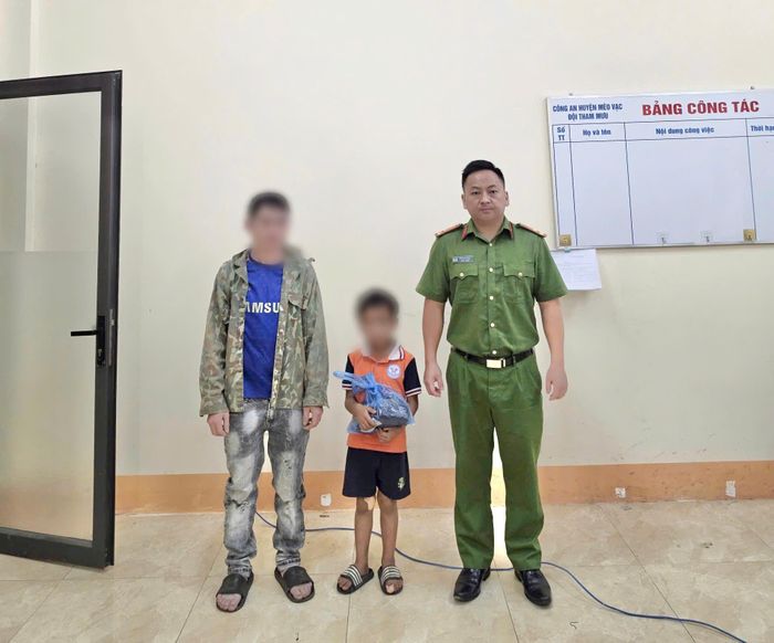 Lực lượng Công an xã Mèo Vạc tiến hành bàn giao cháu về với gia đình an toàn.