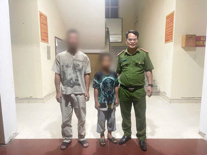 Công an xã Tân Thanh bàn giao cháu bé H.C.M. về nhà an toàn.
