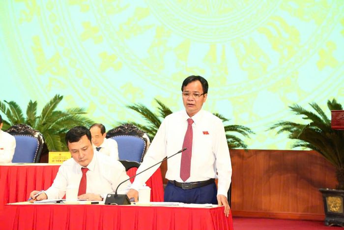 Giám đốc Sở Khoa học và Công nghệ Trần Duy Bình trả lời chất vấn tại kỳ họp. Ảnh: Quốc Hương