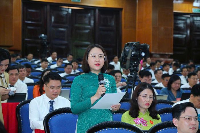 Đại biểu Lê Thị Hương chất vấn về việc nhiều phần mềm được triển khai nhưng việc cập nhật dữ liệu không thường xuyên và tỷ lệ khai thác, sử dụng còn thấp. Ảnh: Đào Cảnh