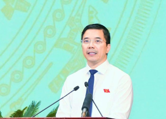 Phó Bí thư Thường trực Tỉnh ủy, Chủ tịch HĐND tỉnh Nguyễn Hồng Phong phát biểu kết luận phiên chất vấn. Ảnh: Quốc Hương