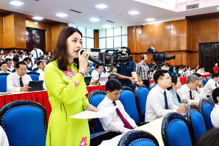 Đại biểu Hoàng Thị Lan Phương chất vấn. Ảnh: Đào Cảnh