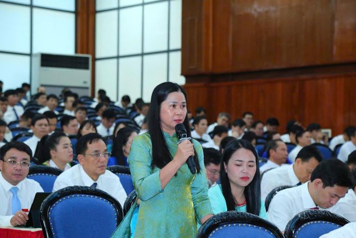 Đại biểu Cầm Thị Phượng chất vấn về tình trạng khó khăn ở các địa phương miền núi, nhiều vùng lõm sóng, thiết bị phục vụ công việc cho cán bộ xã lỗi thời. Ảnh: Quốc Hương