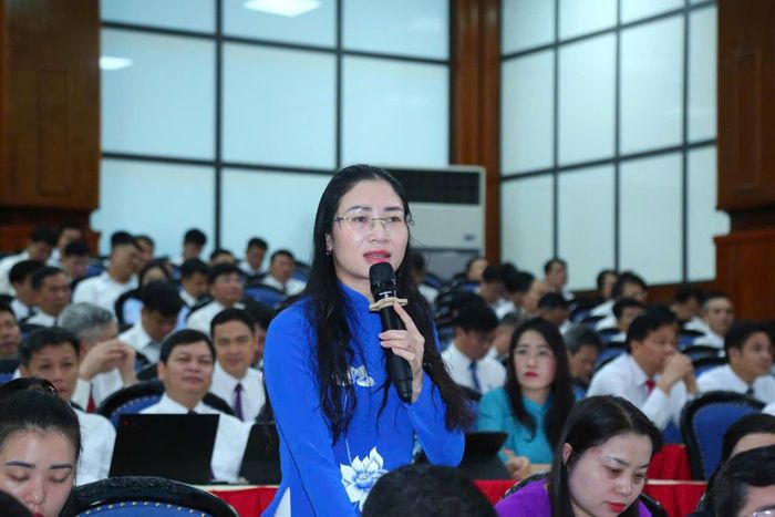 Đại biểu Lê Thị Phương chất vấn về thực trạng nhiều trường học trên địa bàn tỉnh vẫn thiếu phòng bộ môn. Ảnh: Quốc Hương