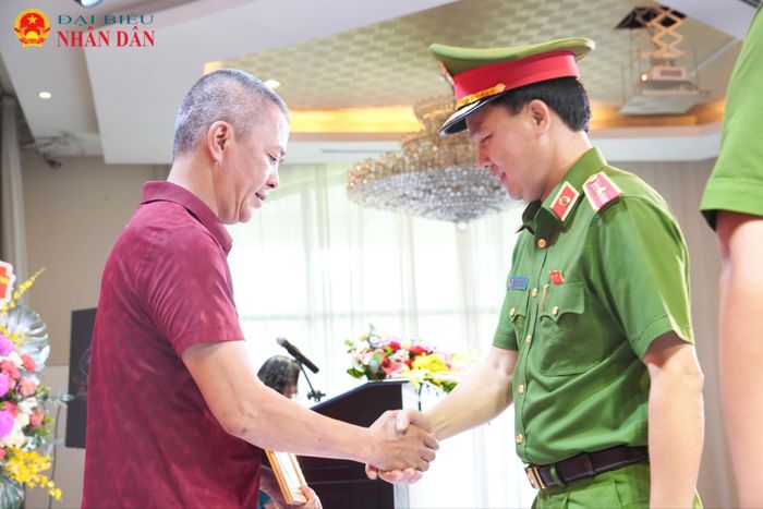 Đồng chí Lê Văn Tuân động viên, trao bằng khen cho các cá nhân đạt thành tích xuất sắc trong công tác bảo vệ an ninh Tổ quốc.