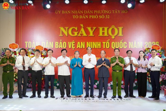 Các đại biểu chụp ảnh lưu niệm tại chương trình.