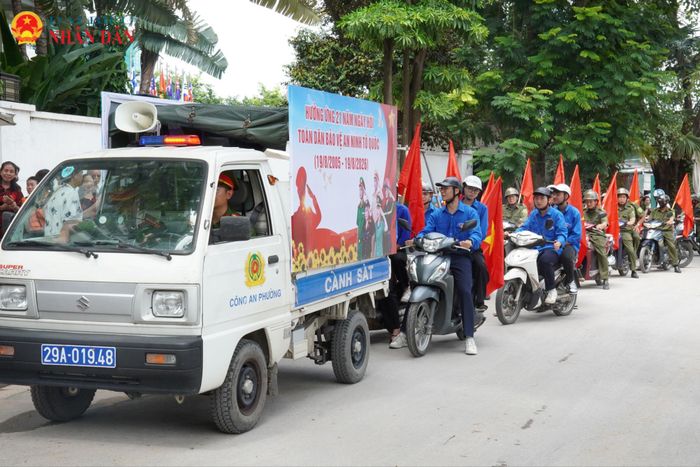Sôi nổi không khí lễ ra quân chung tay xây dựng địa bàn an toàn, văn minh, góp phần củng cố "thế trận an ninh nhân dân", "thế trận lòng dân" ngày càng vững chắc.