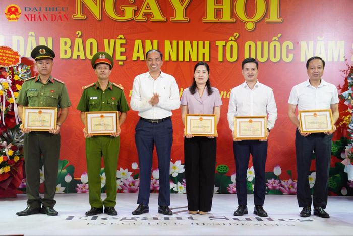 Cấp ủy, chính quyền trao bằng khen cho các cá nhân đạt thành tích xuất sắc trong công tác bảo vệ an ninh Tổ quốc.