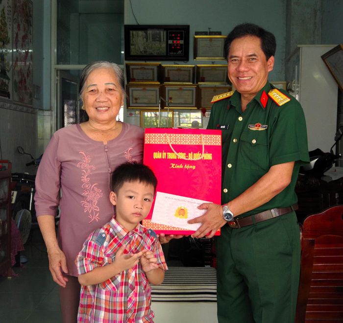 Thừa ủy quyền của Quân ủy Trung ương Bộ Quốc phòng, Đại tá Chau Chắc trao quà đến gia đình chính sách