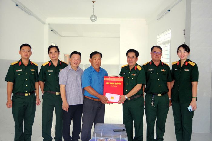 Thừa ủy quyền của Quân ủy Trung ương Bộ Quốc phòng, Đại tá Chau Chắc trao quà đến các gia đình chính sách trên địa bàn phường Rạch Giá