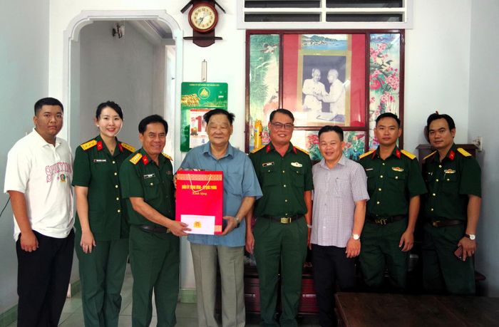 Thừa ủy quyền của Quân ủy Trung ương Bộ Quốc phòng, Bộ CHQS tỉnh An Giang trao tặng những phần quà cho gia đình chính sách trên địa bàn phường Rạch Giá.