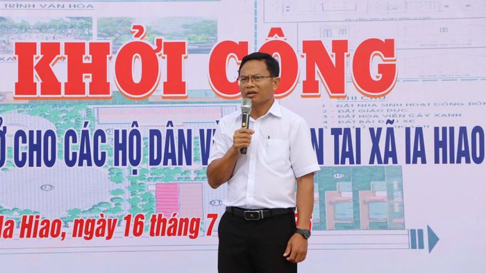 Bí thư Đảng ủy, Chủ tịch HĐND xã Ia Hiao Phạm Văn Phương phát biểu tại buổi lễ
