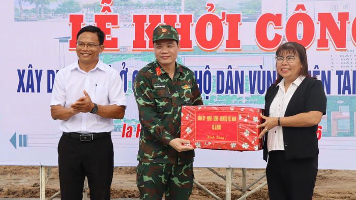 Thường trực Đảng ủy xã Ia Hiao tặng quà động viên cán bộ, chiến sĩ thực hiện nhiệm vụ hỗ trợ người dân vùng thiên tai xây dựng nhà ở
